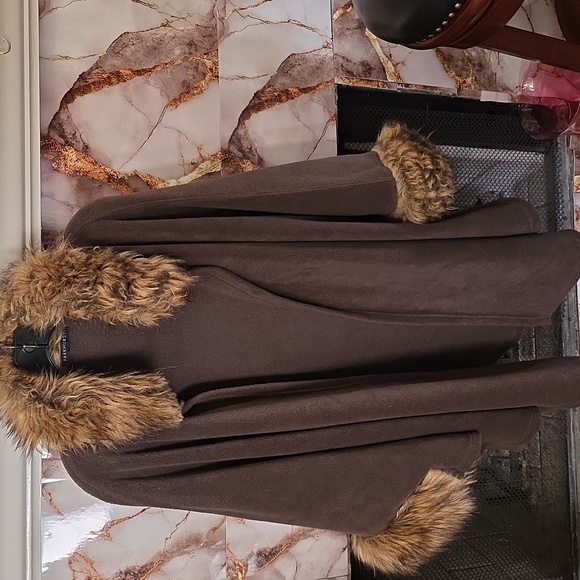 Parkhurst Jackets & Blazers - Elegant Brown Faux Fur Trimmed Cape Coat 🤎  PRE LOVED